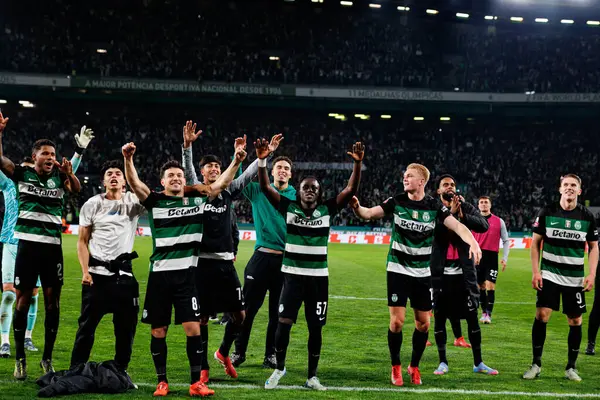 Sporcu Oyuncuları Liga Portekiz maçı sırasında Estadio Jose Alvalade 'de (Maciej Rogowski) spor takımları ve Gil Vicente FC arasında kutlanırken görüldü.)