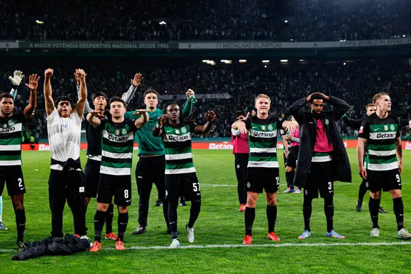 Sporcu Oyuncuları Liga Portekiz maçı sırasında Estadio Jose Alvalade 'de (Maciej Rogowski) spor takımları ve Gil Vicente FC arasında kutlanırken görüldü.)