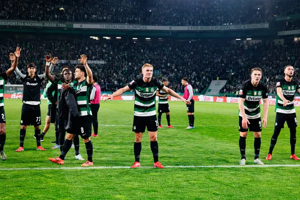 Sporcu Oyuncuları Liga Portekiz maçı sırasında Estadio Jose Alvalade 'de (Maciej Rogowski) spor takımları ve Gil Vicente FC arasında kutlanırken görüldü.)