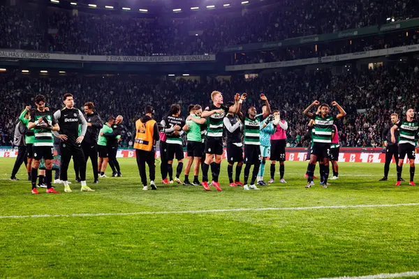 Sporcu Oyuncuları Liga Portekiz maçı sırasında Estadio Jose Alvalade 'de (Maciej Rogowski) spor takımları ve Gil Vicente FC arasında kutlanırken görüldü.)