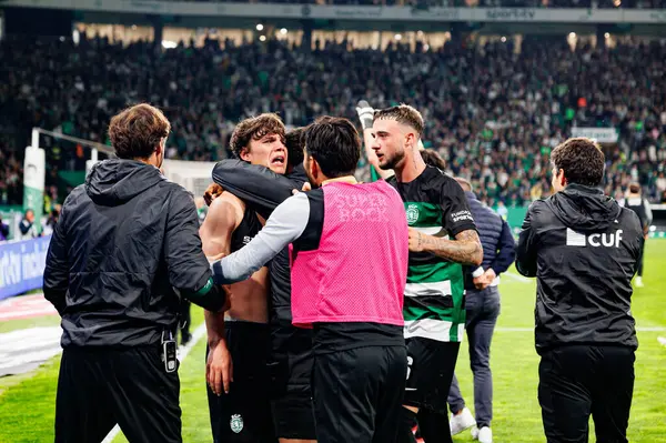 Sporcu Oyuncuları, Liga Portekiz maçı sırasında Estadio Jose Alvalade 'de (Maciej Rogowski) oynayan Sporting CP ve Gil Vicente FC takımları arasında Eduardo Quaresma' dan gol üstüne gol atarken görülüyor.)
