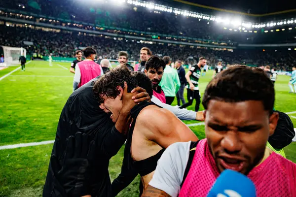 Sporcu Oyuncuları, Liga Portekiz maçı sırasında Estadio Jose Alvalade 'de (Maciej Rogowski) oynayan Sporting CP ve Gil Vicente FC takımları arasında Eduardo Quaresma' dan gol üstüne gol atarken görülüyor.)