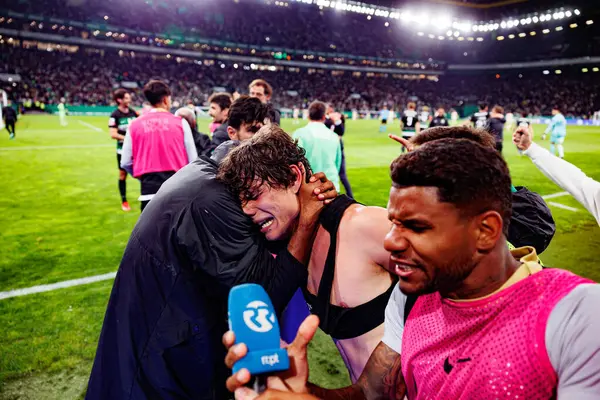 Sporcu Oyuncuları, Liga Portekiz maçı sırasında Estadio Jose Alvalade 'de (Maciej Rogowski) oynayan Sporting CP ve Gil Vicente FC takımları arasında Eduardo Quaresma' dan gol üstüne gol atarken görülüyor.)