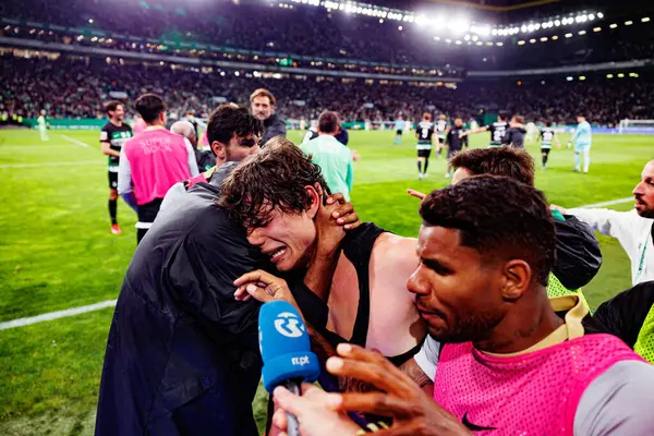 Sporcu Oyuncuları, Liga Portekiz maçı sırasında Estadio Jose Alvalade 'de (Maciej Rogowski) oynayan Sporting CP ve Gil Vicente FC takımları arasında Eduardo Quaresma' dan gol üstüne gol atarken görülüyor.)