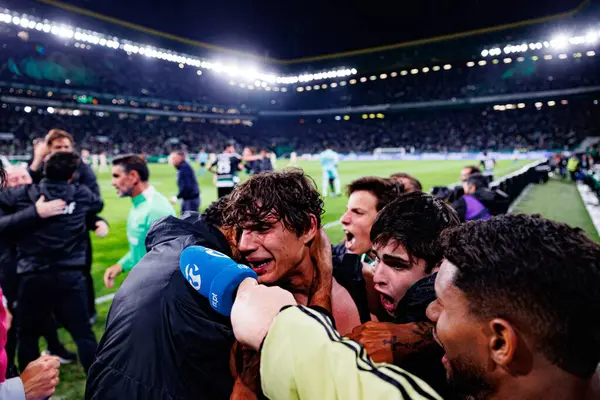 Sporcu Oyuncuları, Liga Portekiz maçı sırasında Estadio Jose Alvalade 'de (Maciej Rogowski) oynayan Sporting CP ve Gil Vicente FC takımları arasında Eduardo Quaresma' dan gol üstüne gol atarken görülüyor.)