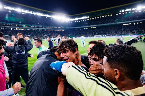 Sporcu Oyuncuları, Liga Portekiz maçı sırasında Estadio Jose Alvalade 'de (Maciej Rogowski) oynayan Sporting CP ve Gil Vicente FC takımları arasında Eduardo Quaresma' dan gol üstüne gol atarken görülüyor.)