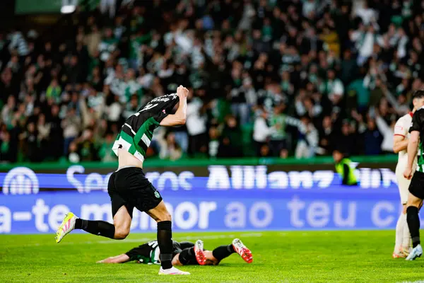 Eduardo Quaresma, Liga Portekiz maçında attığı gol sonrasında Estadio Jose Alvalade 'de (Maciej Rogowski) oynayan spor takımları ile Gil Vicente FC arasında bir kutlama yaparken görüldü.)