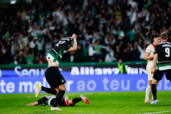 Eduardo Quaresma, Liga Portekiz maçında attığı gol sonrasında Estadio Jose Alvalade 'de (Maciej Rogowski) oynayan spor takımları ile Gil Vicente FC arasında bir kutlama yaparken görüldü.)