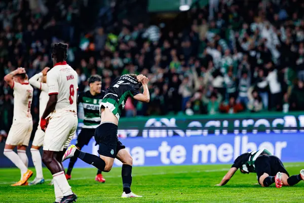 Eduardo Quaresma, Liga Portekiz maçında attığı gol sonrasında Estadio Jose Alvalade 'de (Maciej Rogowski) oynayan spor takımları ile Gil Vicente FC arasında bir kutlama yaparken görüldü.)