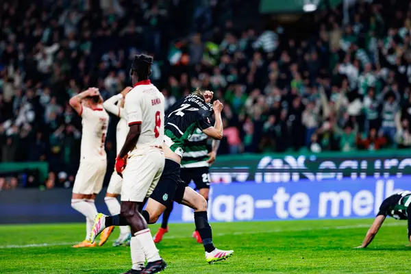 Eduardo Quaresma, Liga Portekiz maçında attığı gol sonrasında Estadio Jose Alvalade 'de (Maciej Rogowski) oynayan spor takımları ile Gil Vicente FC arasında bir kutlama yaparken görüldü.)