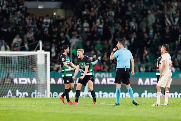 Francisco Trincao ve Conrad Harder Liga Portekiz maçı sırasında Estadio Jose Alvalade 'de (Maciej Rogowski)