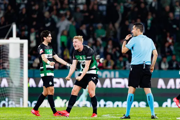 Francisco Trincao ve Conrad Harder Liga Portekiz maçı sırasında Estadio Jose Alvalade 'de (Maciej Rogowski)