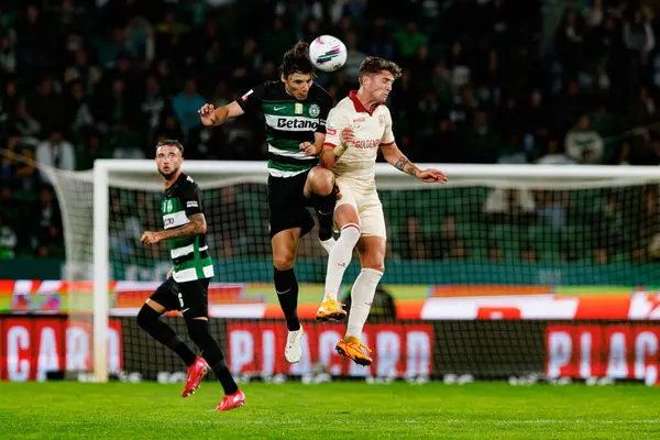 Eduardo Quaresma ve Jorge Aguirre, Liga Portekiz maçı sırasında Estadio Jose Alvalade 'de (Maciej Rogowski)