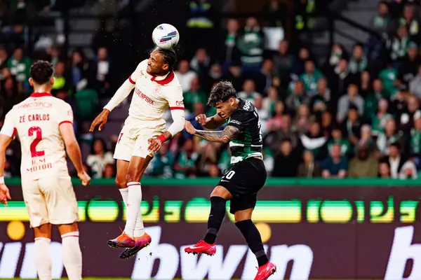 Jordi Mboula ve Maximiliano Araujo Liga Portekiz maçı sırasında Estadio Jose Alvalade 'de (Maciej Rogowski)
