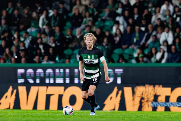 Morten Hjulmand, Liga Portekiz maçı sırasında Estadio Jose Alvalade 'de (Maciej Rogowski) spor takımları ile Gil Vicente FC arasında görüldü.)