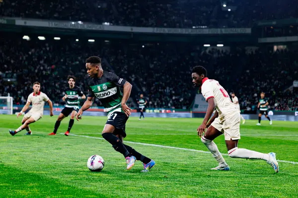 Cin Catamo ve Jonathan Mutombo, Liga Portekiz maçı sırasında Estadio Jose Alvalade 'deki Gil Vicente FC (Maciej Rogowski) takımları arasında görüldü.)