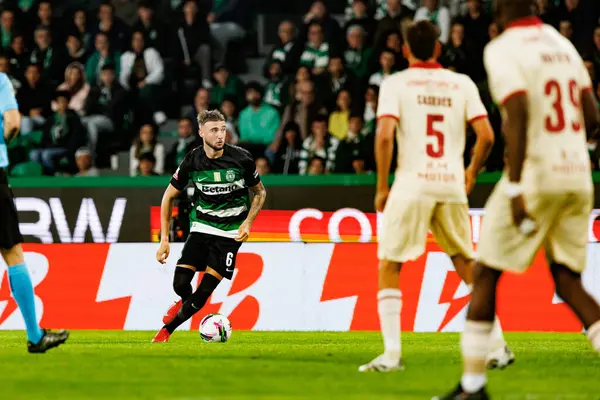 Liga Portekiz maçında Estadio Jose Alvalade 'de (Maciej Rogowski) spor takımları ile Gil Vicente FC arasında Zeno Debast görüldü.)