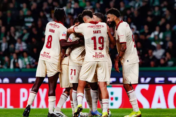 Gil Vicente 'nin oyuncuları Liga Portekiz maçı sırasında Felix Correia' dan gol üstüne gol atarken Estadio Jose Alvalade 'deki Gil Vicente FC (Maciej Rogowski)