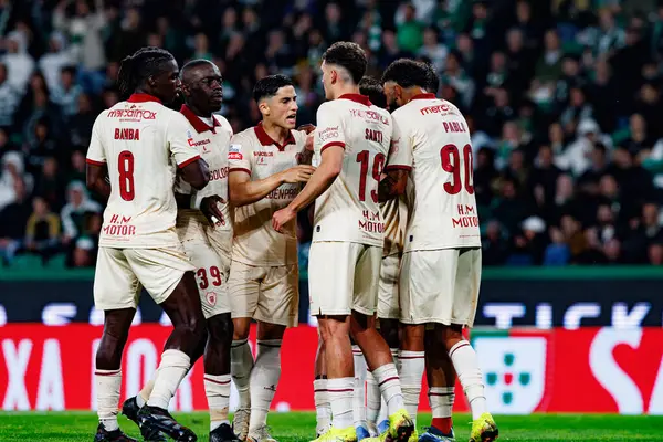 Gil Vicente 'nin oyuncuları Liga Portekiz maçı sırasında Felix Correia' dan gol üstüne gol atarken Estadio Jose Alvalade 'deki Gil Vicente FC (Maciej Rogowski)