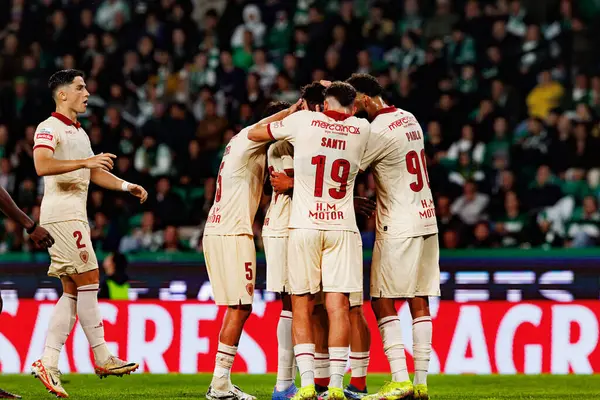 Gil Vicente 'nin oyuncuları Liga Portekiz maçı sırasında Felix Correia' dan gol üstüne gol atarken Estadio Jose Alvalade 'deki Gil Vicente FC (Maciej Rogowski)
