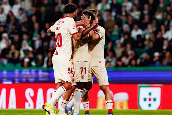 Gil Vicente 'nin oyuncuları Liga Portekiz maçı sırasında Felix Correia' dan gol üstüne gol atarken Estadio Jose Alvalade 'deki Gil Vicente FC (Maciej Rogowski)
