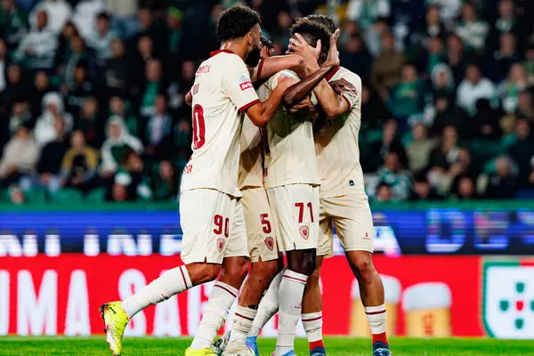 Gil Vicente 'nin oyuncuları Liga Portekiz maçı sırasında Felix Correia' dan gol üstüne gol atarken Estadio Jose Alvalade 'deki Gil Vicente FC (Maciej Rogowski)