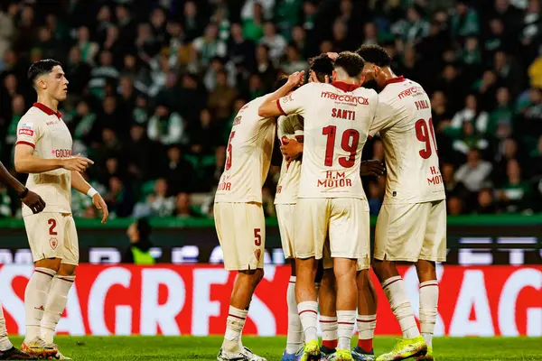 Gil Vicente 'nin oyuncuları Liga Portekiz maçı sırasında Felix Correia' dan gol üstüne gol atarken Estadio Jose Alvalade 'deki Gil Vicente FC (Maciej Rogowski)
