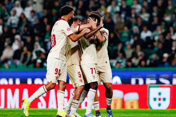 Gil Vicente 'nin oyuncuları Liga Portekiz maçı sırasında Felix Correia' dan gol üstüne gol atarken Estadio Jose Alvalade 'deki Gil Vicente FC (Maciej Rogowski)