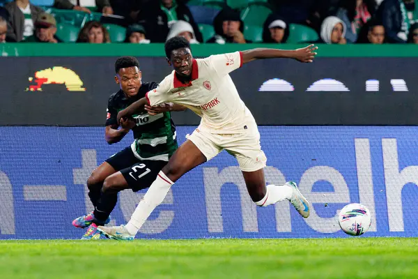 Cin Catamo ve Jonathan Mutombo, Liga Portekiz maçı sırasında Estadio Jose Alvalade 'deki Gil Vicente FC (Maciej Rogowski) takımları arasında görüldü.)
