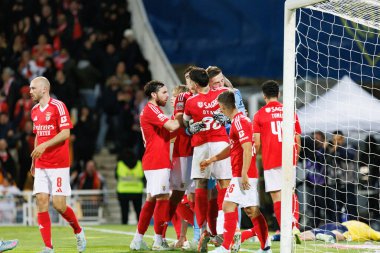 Benfica 'nın oyuncuları, Liga Portekiz maçı sırasında Anatoliy Trubin' den Estoril Praia ve Estadio Antonio Coimbra da Mota takımları arasında penaltıları kurtardıktan sonra kutlama yaparken görüldü (Maciej Rogowski))