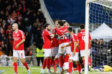 Benfica 'nın oyuncuları, Liga Portekiz maçı sırasında Anatoliy Trubin' den Estoril Praia ve Estadio Antonio Coimbra da Mota takımları arasında penaltıları kurtardıktan sonra kutlama yaparken görüldü (Maciej Rogowski))