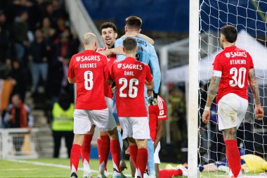 Benfica 'nın oyuncuları, Liga Portekiz maçı sırasında Anatoliy Trubin' den Estoril Praia ve Estadio Antonio Coimbra da Mota takımları arasında penaltıları kurtardıktan sonra kutlama yaparken görüldü (Maciej Rogowski))