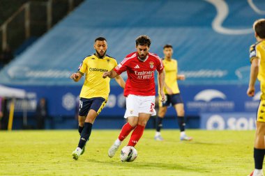 Yani Begraoui ve Orkun Kokcu Liga Portekiz maçı sırasında Estoril Praia ve SL Benfica takımları arasında Estadio Antonio Coimbra da Mota (Maciej Rogowski)
