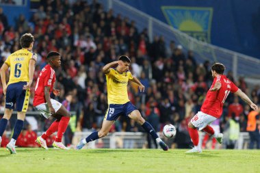 Andre Lacxmicant ve Orkun Kokcu Liga Portekiz maçı sırasında Estoril Praia ve SL Benfica takımları arasında Estadio Antonio Coimbra da Mota (Maciej Rogowski)