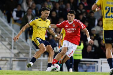 Pedro Alvaro ve Zeki Amdouni, Liga Portekiz maçı sırasında Estoril Praia ve SL Benfica takımları arasında Estadio Antonio Coimbra da Mota (Maciej Rogowski)