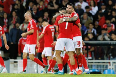 Benfica 'nın oyuncuları Liga Portekiz maçında GD Estoril Praia ile Estadio Antonio Coimbra da Mota' daki SL Benfica takımları arasında Nicolas Otamendi 'den gol üstüne gol atarken görüldü (Maciej Rogowski)