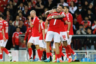 Benfica 'nın oyuncuları Liga Portekiz maçında GD Estoril Praia ile Estadio Antonio Coimbra da Mota' daki SL Benfica takımları arasında Nicolas Otamendi 'den gol üstüne gol atarken görüldü (Maciej Rogowski)