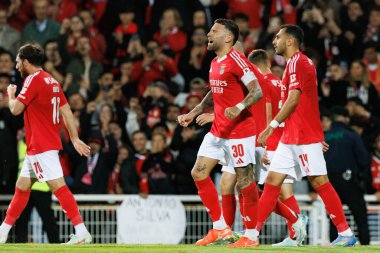 Benfica 'nın oyuncuları Liga Portekiz maçında GD Estoril Praia ile Estadio Antonio Coimbra da Mota' daki SL Benfica takımları arasında Nicolas Otamendi 'den gol üstüne gol atarken görüldü (Maciej Rogowski)