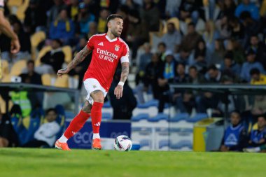 Nicolas Otamendi, Liga Portekiz maçı sırasında Estoril Praia ve SL Benfica takımları arasında Estadio Antonio Coimbra da Mota 'da (Maciej Rogowski)