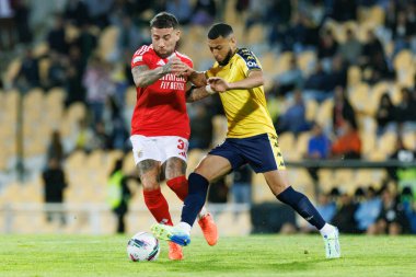 Nicolas Otamendi ve Yani Begraoui, Liga Portekiz maçı sırasında Estoril Praia ve SL Benfica takımları arasında Estadio Antonio Coimbra da Mota (Maciej Rogowski)