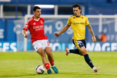 Zeki Amdouni ve Pedro Amaral Liga Portekiz maçı sırasında Estoril Praia ve SL Benfica takımları arasında Estadio Antonio Coimbra da Mota (Maciej Rogowski)