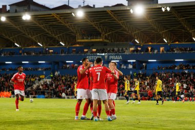 Benfica 'nın oyuncuları Liga Portekiz maçında Fredrik Aursnes' ten gol üstüne gol atarken Estadio Antonio Coimbra da Mota 'daki GD Estoril Praia ve SL Benfica takımları arasında kutlanıyor. (Maciej Rogowski)