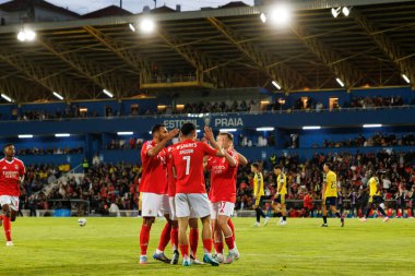 Benfica 'nın oyuncuları Liga Portekiz maçında Fredrik Aursnes' ten gol üstüne gol atarken Estadio Antonio Coimbra da Mota 'daki GD Estoril Praia ve SL Benfica takımları arasında kutlanıyor. (Maciej Rogowski)