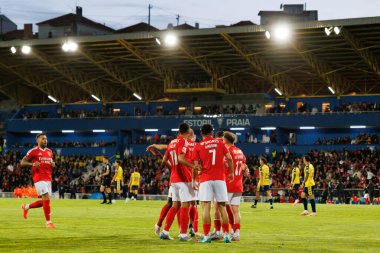 Benfica 'nın oyuncuları Liga Portekiz maçında Fredrik Aursnes' ten gol üstüne gol atarken Estadio Antonio Coimbra da Mota 'daki GD Estoril Praia ve SL Benfica takımları arasında kutlanıyor. (Maciej Rogowski)