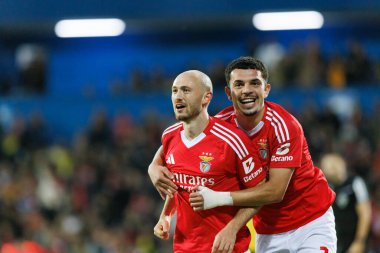 Fredrik Aursnes ve Zeki Amdouni, Estadio Antonio Coimbra da Mota 'da oynayan GD Estoril Praia ve SL Benfica takımları arasındaki Liga Portekiz maçında gol attıktan sonra kutlama yaparken görüldü (Maciej Rogowski)