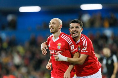 Fredrik Aursnes ve Zeki Amdouni, Estadio Antonio Coimbra da Mota 'da oynayan GD Estoril Praia ve SL Benfica takımları arasındaki Liga Portekiz maçında gol attıktan sonra kutlama yaparken görüldü (Maciej Rogowski)