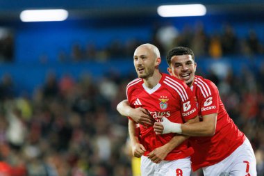 Fredrik Aursnes ve Zeki Amdouni, Estadio Antonio Coimbra da Mota 'da oynayan GD Estoril Praia ve SL Benfica takımları arasındaki Liga Portekiz maçında gol attıktan sonra kutlama yaparken görüldü (Maciej Rogowski)