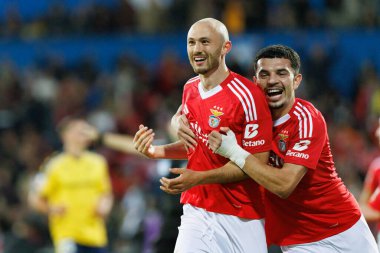 Fredrik Aursnes ve Zeki Amdouni, Estadio Antonio Coimbra da Mota 'da oynayan GD Estoril Praia ve SL Benfica takımları arasındaki Liga Portekiz maçında gol attıktan sonra kutlama yaparken görüldü (Maciej Rogowski)