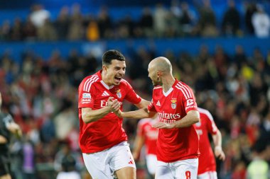 Zeki Amdouni ve Fredrik Aursnes, Liga Portekiz maçı sırasında Estoril Praia ve SL Benfica takımları arasında Estadio Antonio Coimbra da Mota (Maciej Rogowski)