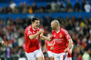 Zeki Amdouni ve Fredrik Aursnes, Liga Portekiz maçı sırasında Estoril Praia ve SL Benfica takımları arasında Estadio Antonio Coimbra da Mota (Maciej Rogowski)